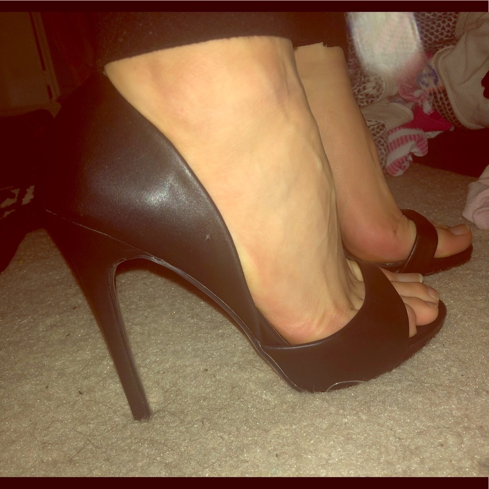 Black leather strappy heel